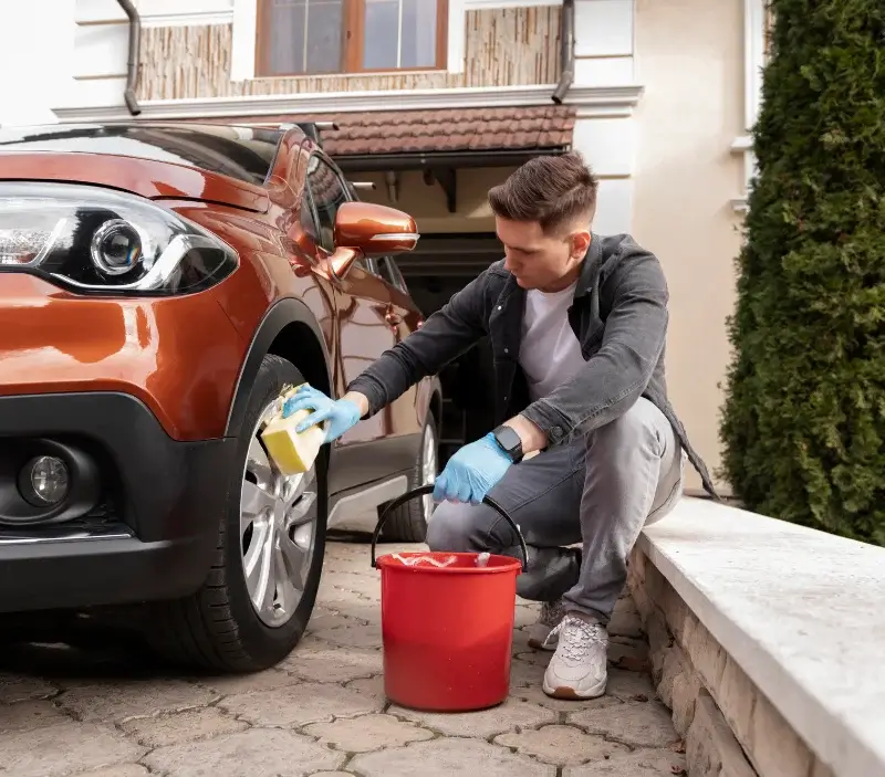 Lavage auto à domicile Veauchette : professionnel intervenant sur un véhicule